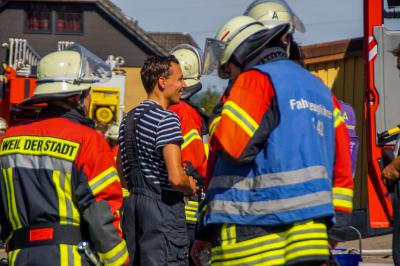 Weil der Stadt: Maschine faengt Feuer in Lagerhalle.